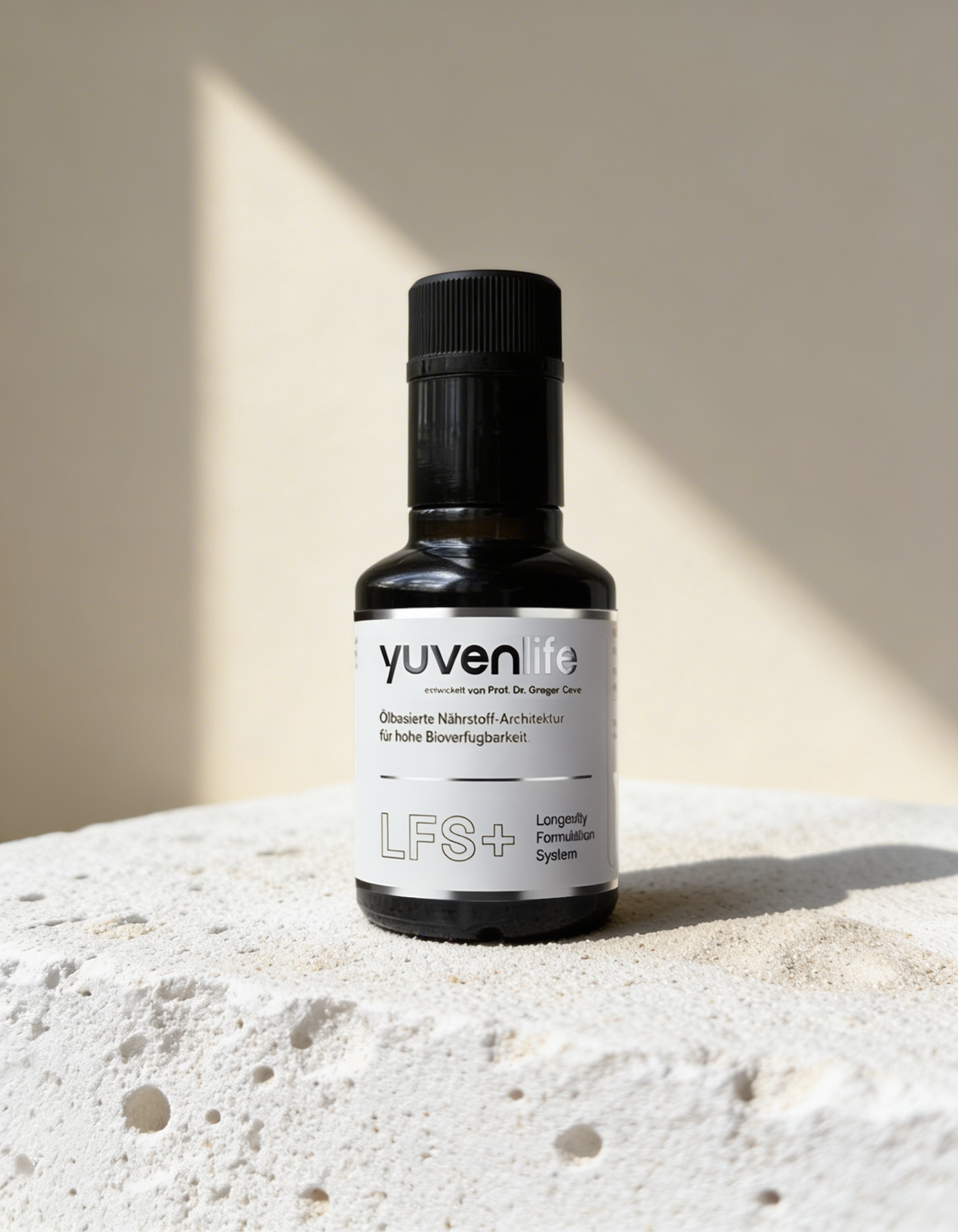 YuvenLife Flasche 100 ml steht auf einem Tisch 